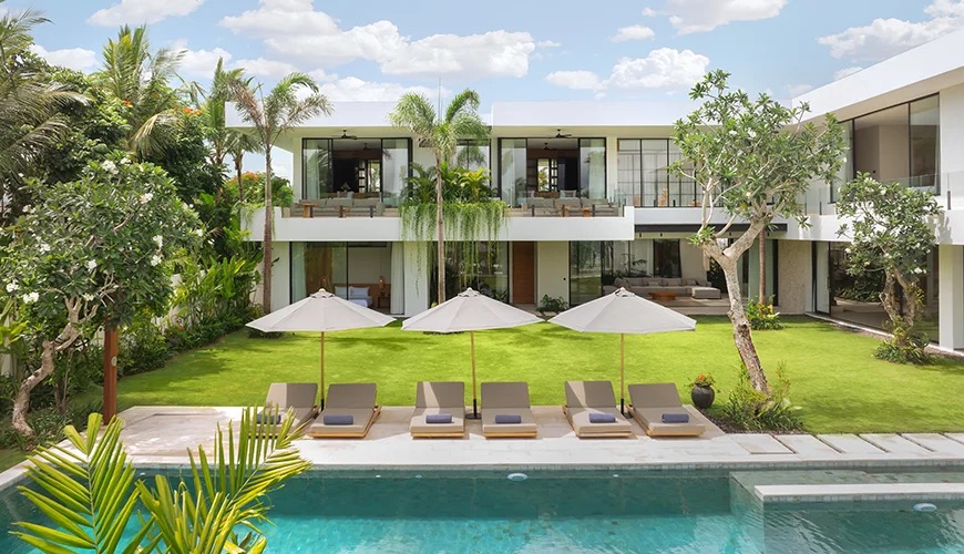 Pool and garden surrounded by greenery at Arita Villa in Tumbak Bayuh, Canggu