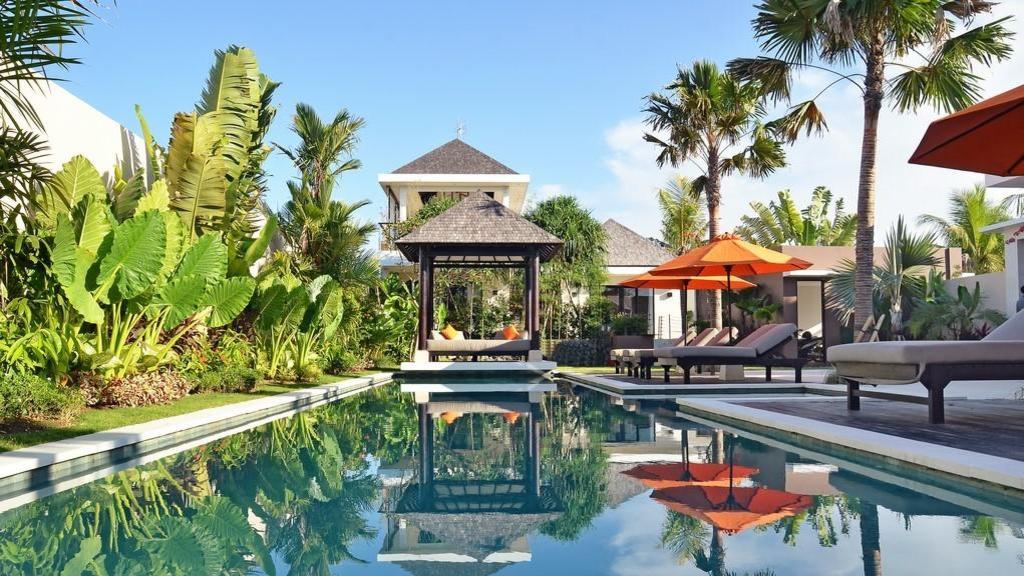 Echo Beach Duo Villa Enam's lap pool and tropical garden with thatched pavilion, 150m from Echo Beach, Canggu