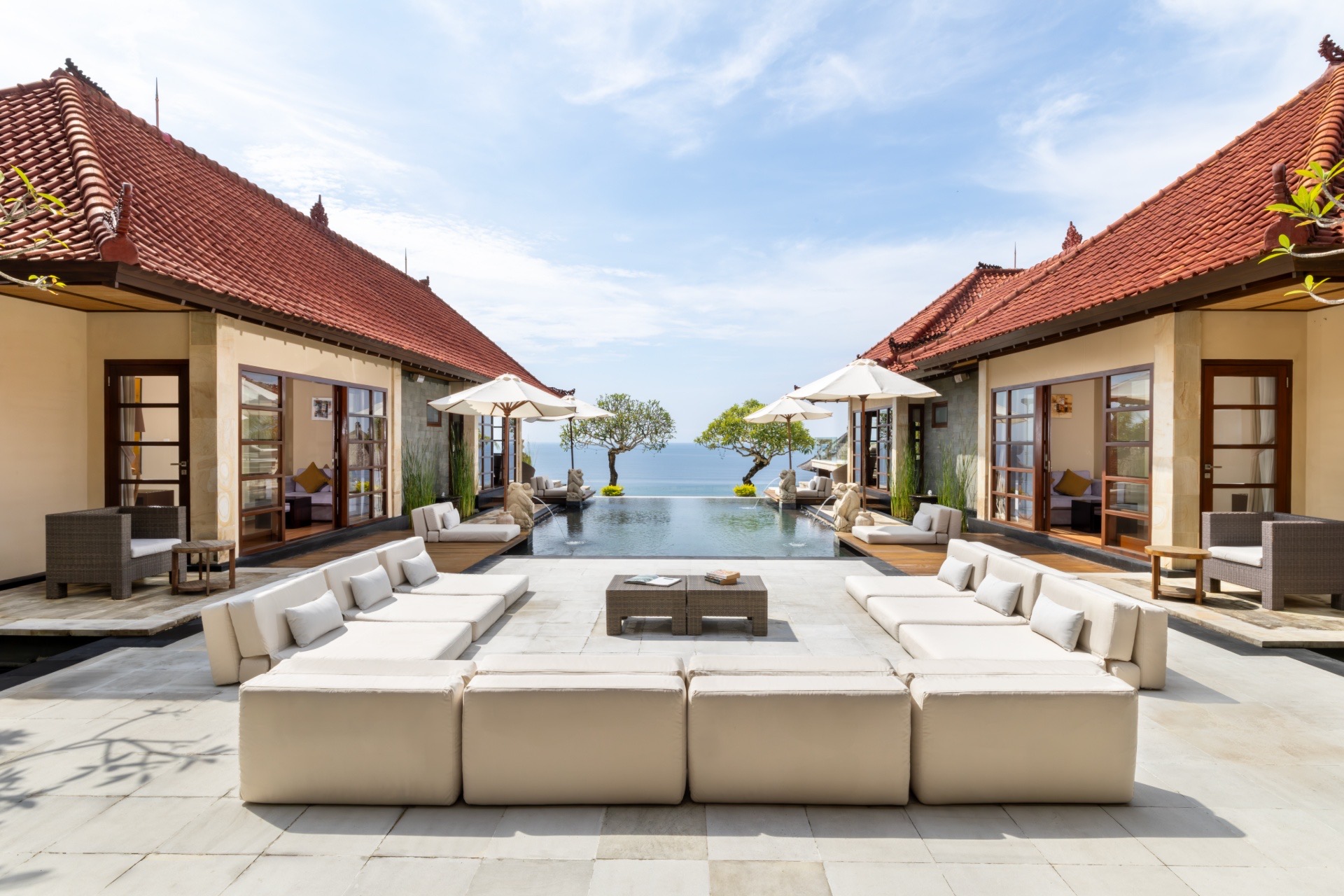Nagasutra's infinity pool and U-shaped villa on the Ungasan cliff above the Indian Ocean in Uluwatu