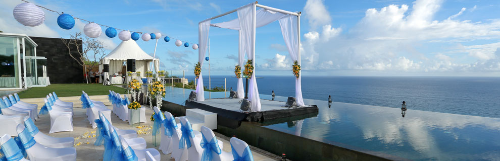 Cliff-edge floating ceremony deck and infinity pool at The Sanctus Villa in Uluwatu, the Indian Ocean beyond