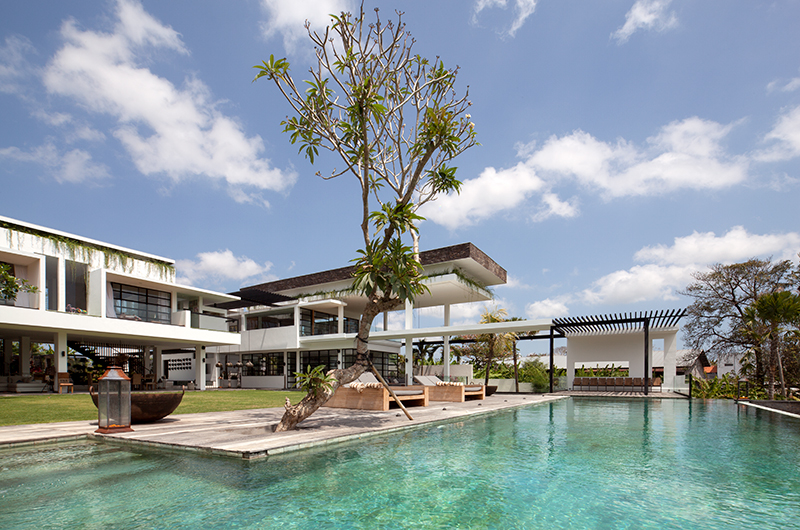 Villa Suami in Canggu, white modern architecture with a swimming pool and tropical garden lawn