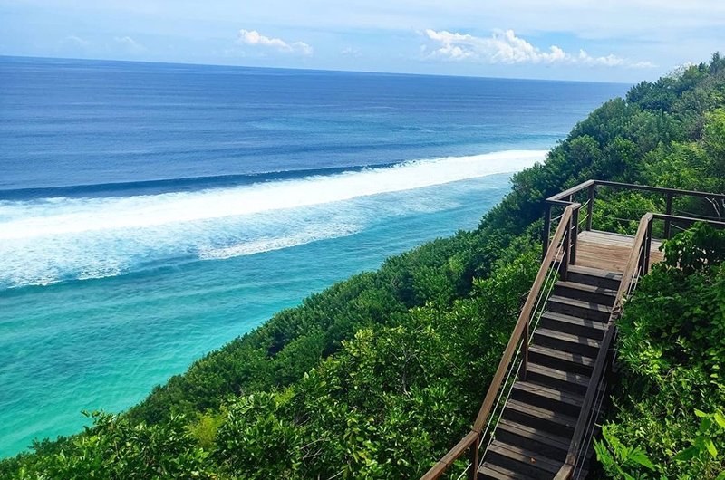 The Surga Villa Estate clifftop lawn and infinity pool above the Indian Ocean in Ungasan, Uluwatu