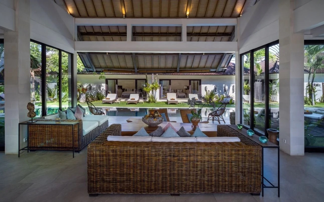 The pool and bedrooms around the garden at Villa Abaca Kadek in Petitenget, Seminyak
