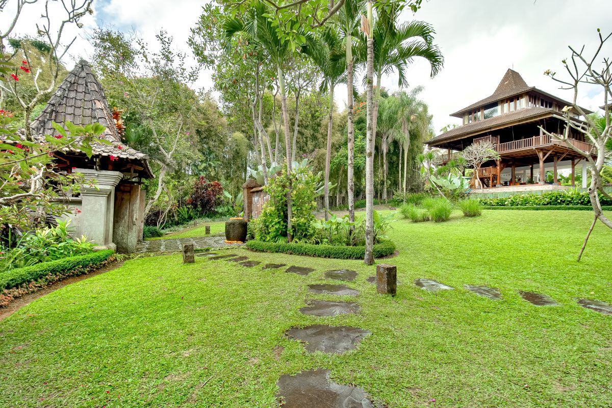 Villa Atas Awan's antique Javanese joglo pavilions and 30-metre pool above rice paddies near Payangan, north of Ubud