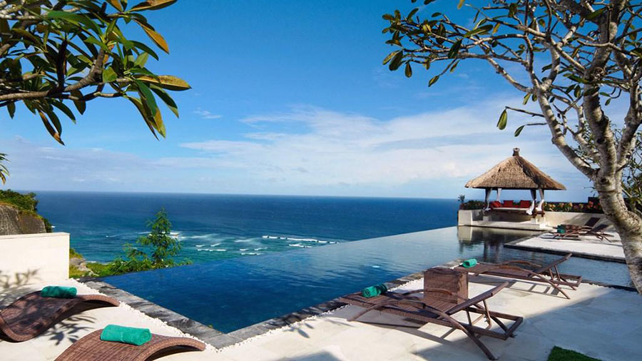 Infinity pool and cliff-edge gazebo at Villa Karang Kembar Tiga overlooking the Indian Ocean at Ungasan, Bali