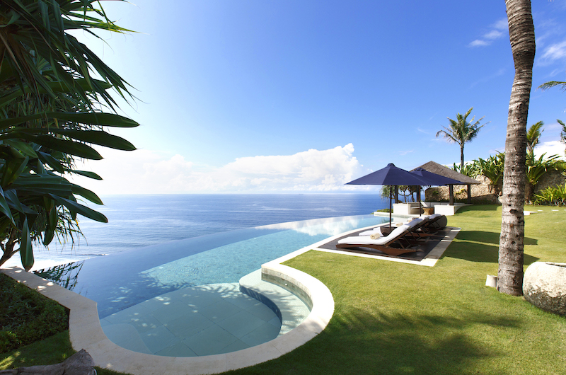 Villa Pawana's cliffside infinity pool at The Ungasan Clifftop Resort in Ungasan, Uluwatu, with the Indian Ocean beyond