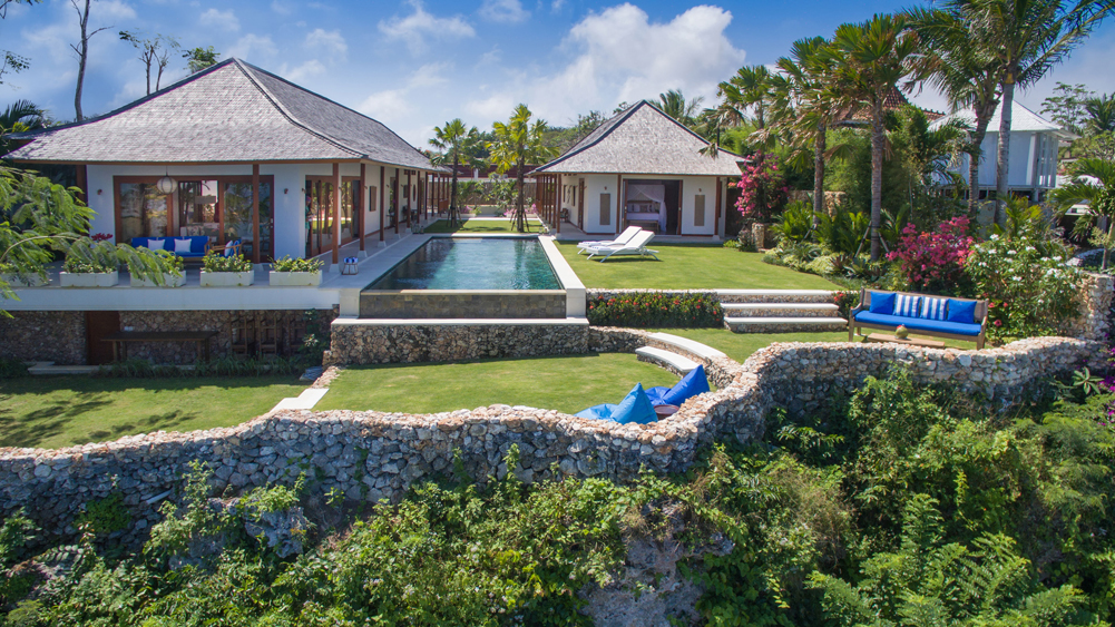 Villa Sol Y Mar, a clifftop villa above Nunggalan Beach in Uluwatu, with the Indian Ocean beyond
